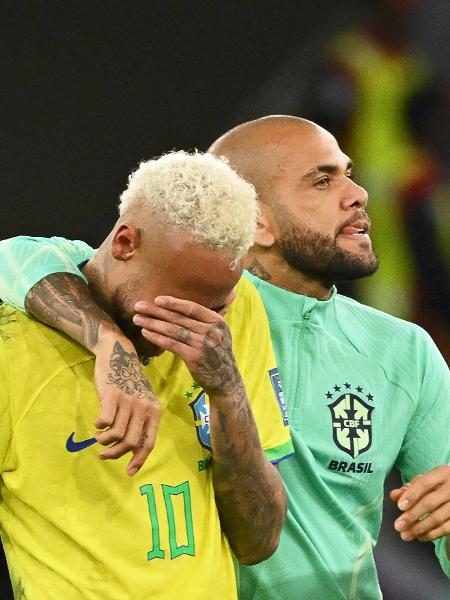 Daniel Tantã Alves, que nem sequer deveria estar no Qatar, consola Neymar, que deveria ter batido o primeiro pênalti na decisão contra a Croácia - Nelson Almeida/AFP
