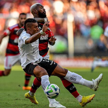 Gerson e Paulinho brigam pela bola em Flamengo x Corinthians, duelo do Campeonato Brasileiro - Thiago Ribeiro/AGIF