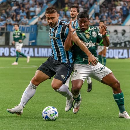 João Pedro, do Grêmio, disputa a bola com Endrick, do Palmeiras, em jogo do Brasileirão