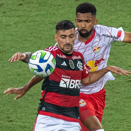 DE Arrascaeta contra Matheus Fernandes: Bragantino x Flamengo, 2024 DE Arrascaeta contra Matheus Fernandes: Bragantino x Flamengo, 2024