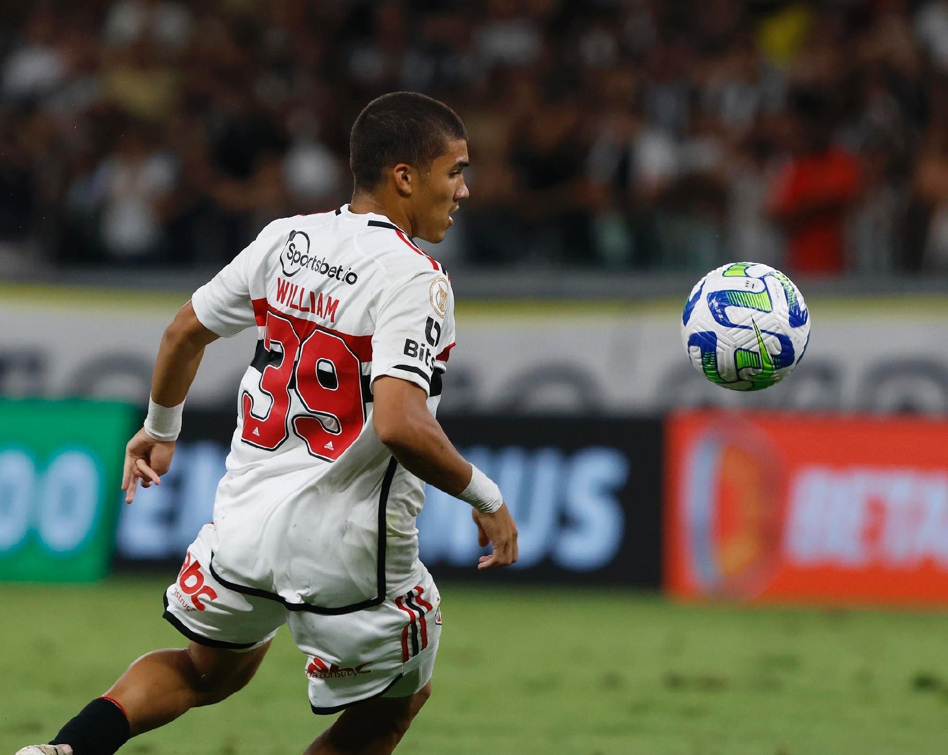 FIM DE JOGO! Em jogo truncado, São Paulo vence o Cruzeiro e segue no G6