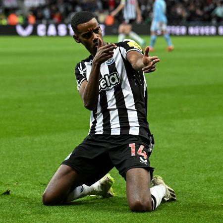 Isak comemora gol do Newcastle sobre o Manchester City em duelo do Campeonato Inglês