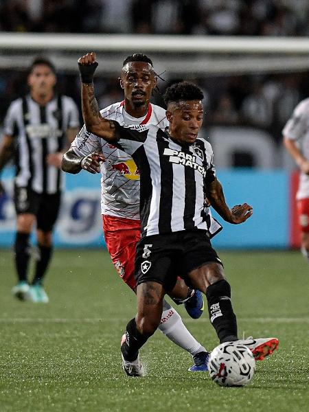 Tchê Tchê, do Botafogo, e Lincoln, do Bragantino, em ação na pré-Libertadores