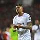 Brasileiro faz gol contra bizarro, e West Ham sofre goleada no Inglês