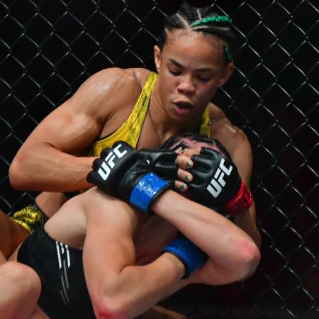A estreante brasileira Dione Barbosa venceu Ernesta Kareckaite no UFC Rio