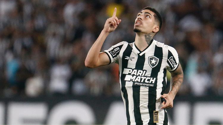 Hugo, lateral do Botafogo, comemora gol diante da LDU, pela Libertadores