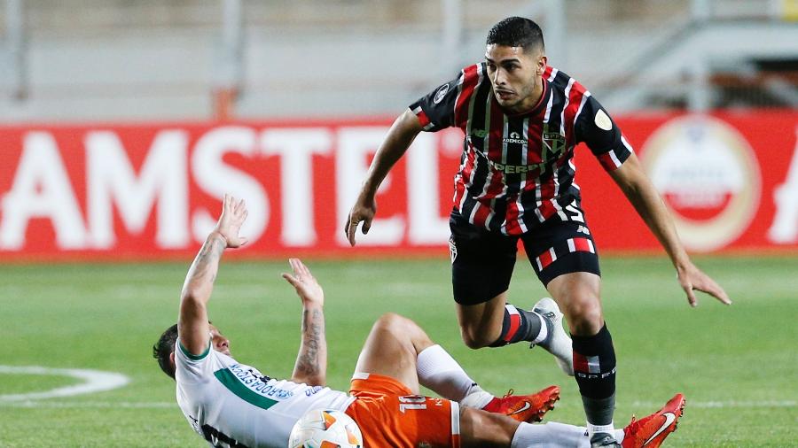 Michel Araújo em ação durante Cobresal x São Paulo, duelo da Libertadores