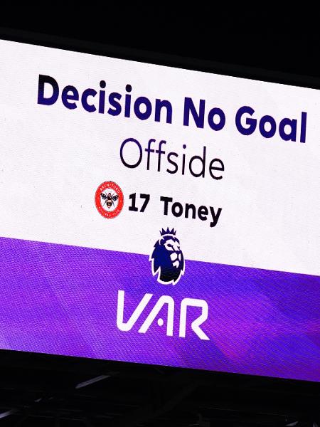 Decisão do VAR é exibida em estádio durante jogo do Campeonato Inglês