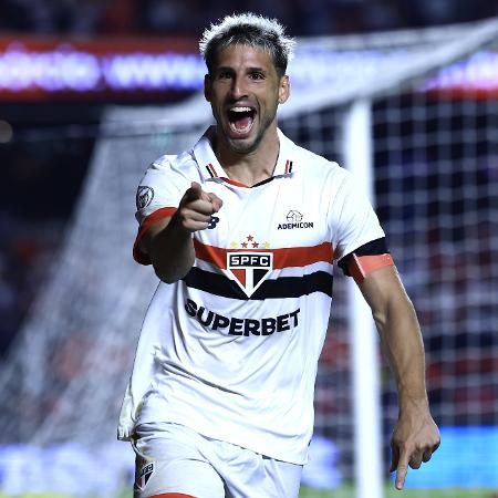 Calleri comemora seu gol pelo São Paulo contra o Cruzeiro, pelo Brasileirão