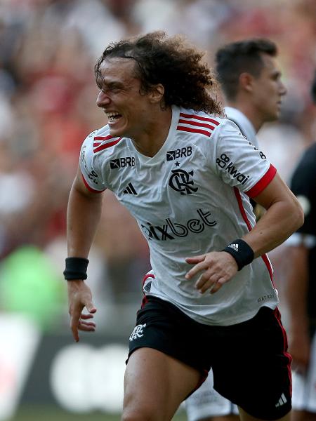 David Luiz, do Flamengo, comemora após marcar no contra o Vasco, pelo Brasileirão