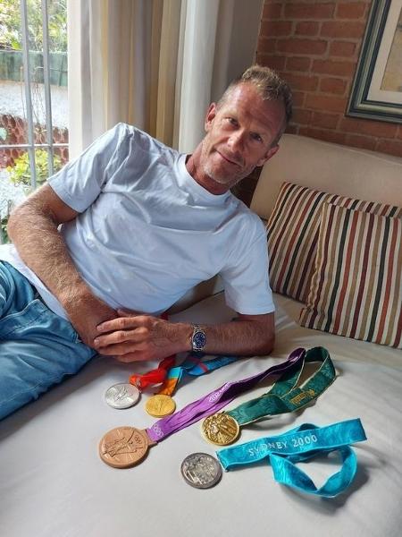 Robert Scheidt posa com suas medalhas olímpicas