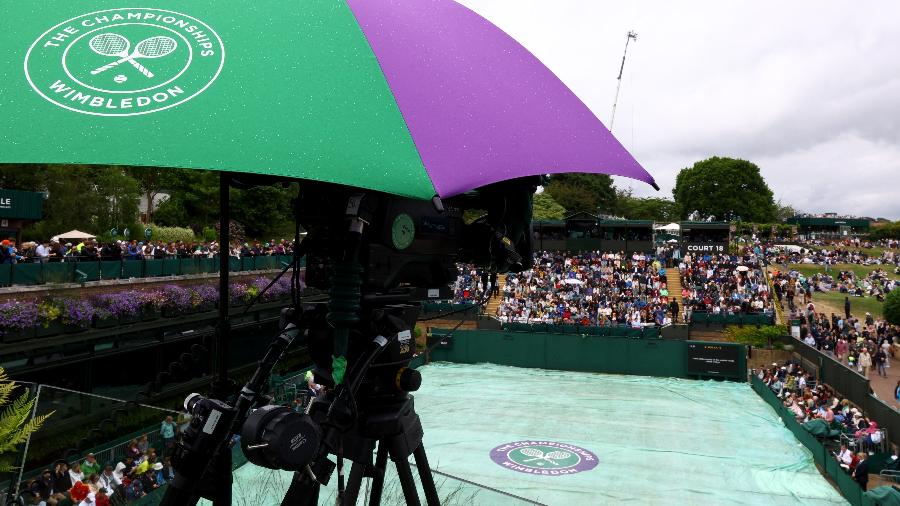 Quadra 18 de Wimbledon coberta com lona por causa da chuva