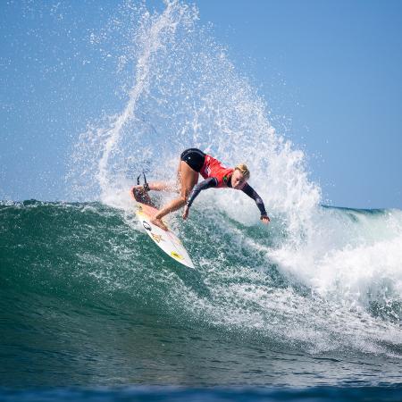 Tatiana Weston-Webb nas ondas de Trestles, na Califórnia