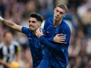 Chelsea se reabilita com gol de Palmer e vence Newcastle pelo Inglês