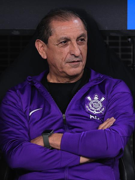 Ramón Díaz, técnico do Corinthians, durante jogo contra o Huracán na Sul-Americana