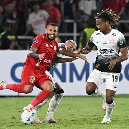 Matheuzinho e Carrillo brigam pela bola durante América de Cali x Corinthians, confronto da Sul-Americana Matheuzinho e Carrillo brigam pela bola durante América de Cali x Corinthians, confronto da Sul-Americana