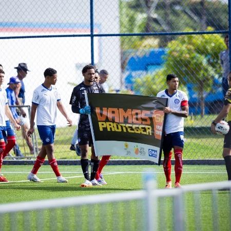 Jogadores do Bahia sub-20 entram em campo com faixa em referência ao Maio Laranja Jogadores do Bahia sub-20 entram em campo com faixa em referência ao Maio Laranja