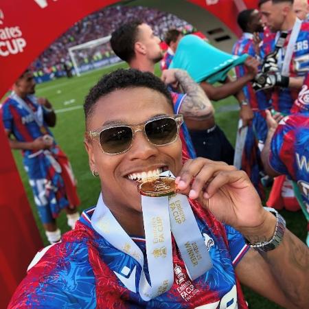 Matheus França, ex-Flamengo, comemora com a medalha de campeão da FA Cup Matheus França, ex-Flamengo, comemora com a medalha de campeão da FA Cup