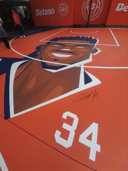 Antetokounmpo é homenageado em quadra de basquete no Rio Antetokounmpo é homenageado em quadra de basquete no Rio