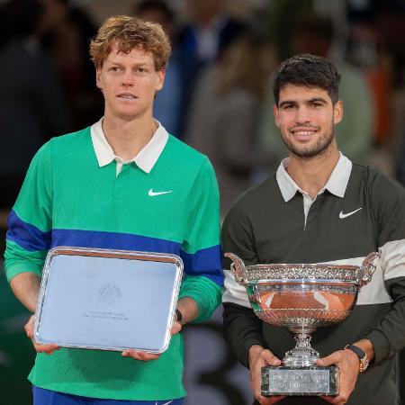 Carlos Alcaraz e Jannik Sinner na cerimônia de premiação de Roland Garros 2025 Carlos Alcaraz e Jannik Sinner na cerimônia de premiação de Roland Garros 2025
