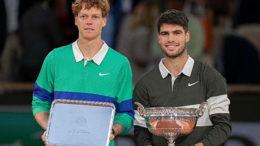 Carlos Alcaraz e Jannik Sinner na cerimônia de premiação de Roland Garros 2025 Carlos Alcaraz e Jannik Sinner na cerimônia de premiação de Roland Garros 2025