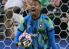 Após salvar o Botafogo, goleiro John quer vitória valorizada