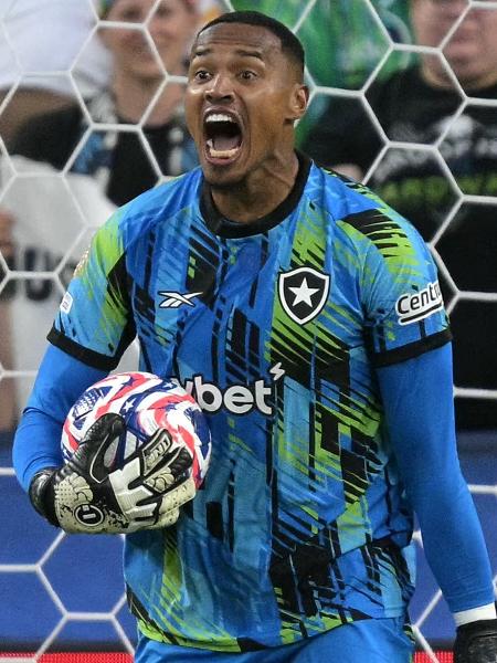 John, goleiro do Botafogo, durante jogo contra o Seattle Sounders no Mundial de Clubes