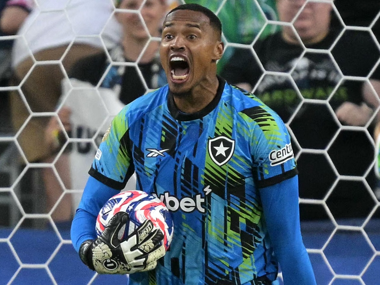 A pedido de Artur Jorge, Cruzeiro faz consulta sobre John, ex-Botafogo