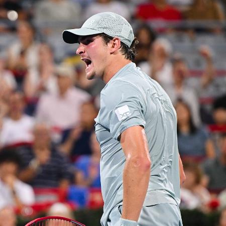 João Fonseca celebra ponto marcado contra Casper Ruud no Masters 1000 de Montreal João Fonseca celebra ponto marcado contra Casper Ruud no Masters 1000 de Montreal
