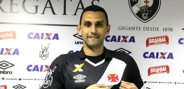 Zagueiro Rafael Marques posa com a camisa do Vasco em sua apresentação - Paulo Fernandes / Site oficial do Vasco