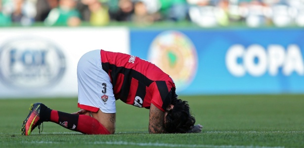 Victor Ramos não poderá ajudar o Vitória diante da Chapecoense - AFP PHOTO / Heuler Andrey