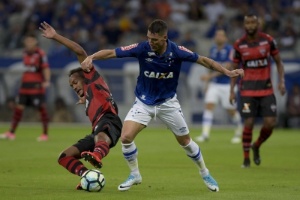 Vaiado no jogo anterior, Thiago Neves faz as pazes com torcida do Cruzeiro