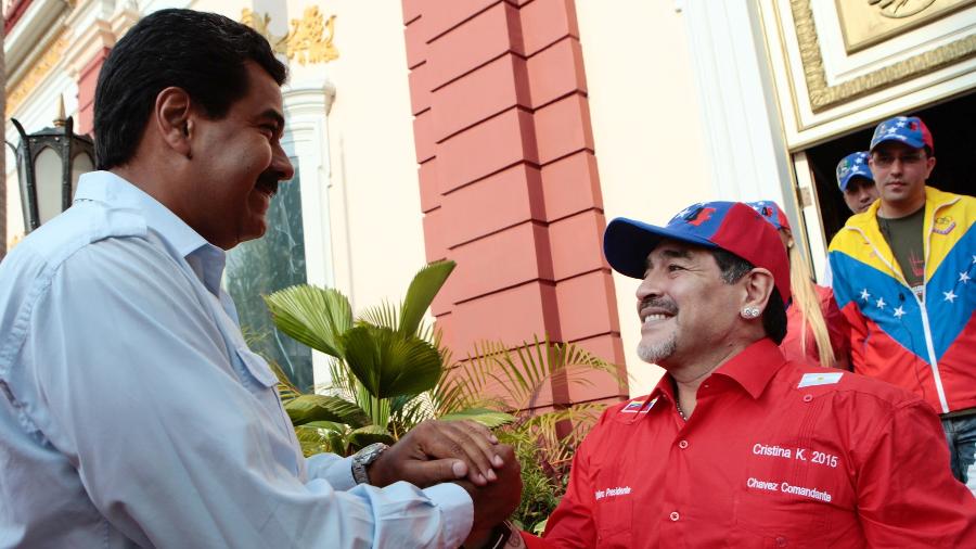 Ex-jogador Maradona com o presidente da Venezuela, Nicolas Maduro, em 2013  - AFP