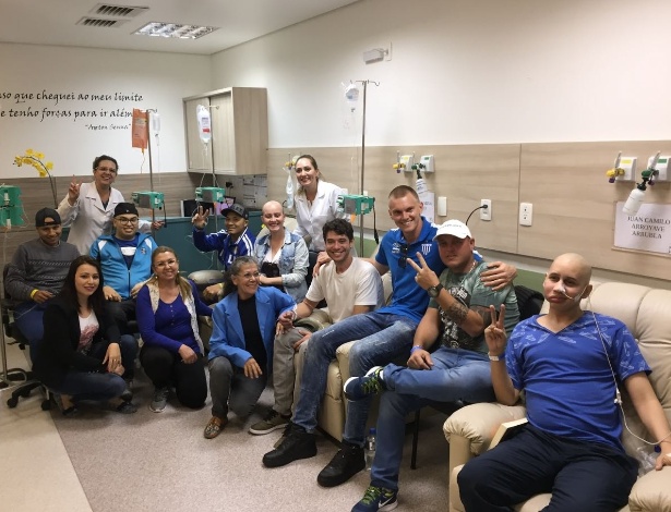 Goleiro Douglas visita pacientes com câncer em Florianópolis - Leandro Boeira / Avaí FC