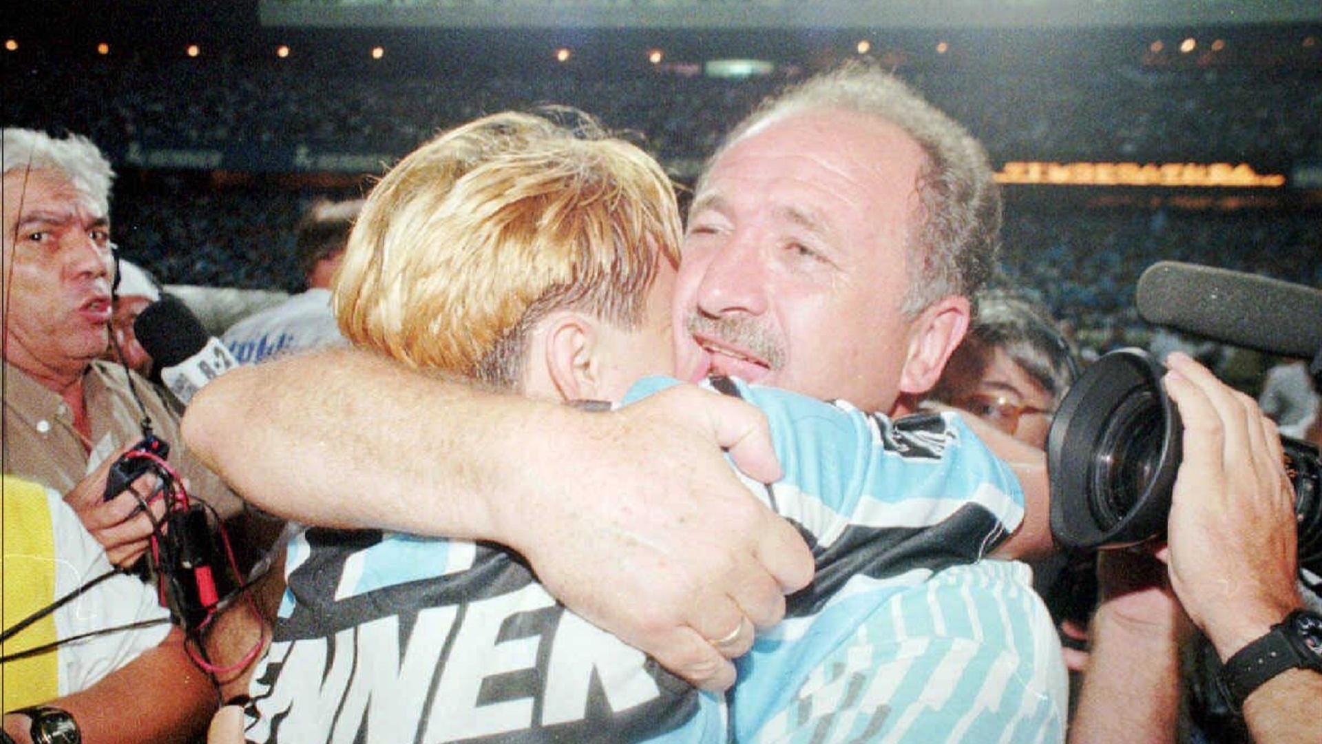 Paulo Nunes e Felipão se abraçam após o Grêmio conquistar o título do Campeonato Brasileiro de 1996