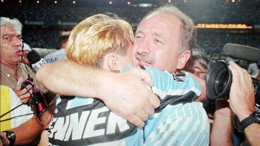 Paulo Nunes e Felipão se abraçam após o Grêmio conquistar o título do Campeonato Brasileiro de 1996 - Rogério Assis/Folhapress