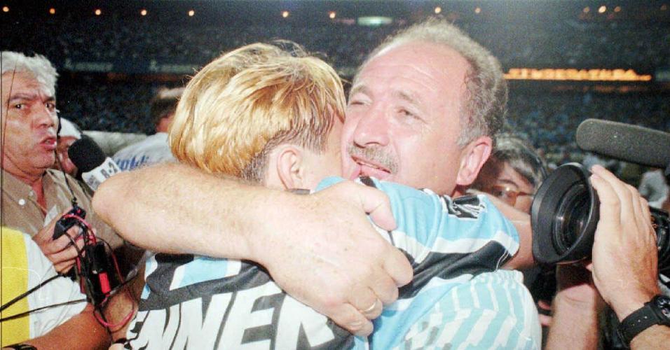 Paulo Nunes e Felipão se abraçam após o Grêmio conquistar o título do Campeonato Brasileiro de 1996