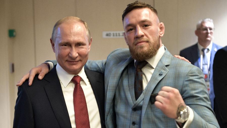 Conor McGregor posa ao lado de Vladimir Putin na final da Copa do Mundo - Alexey Nikolsky/AFP/Sputnik