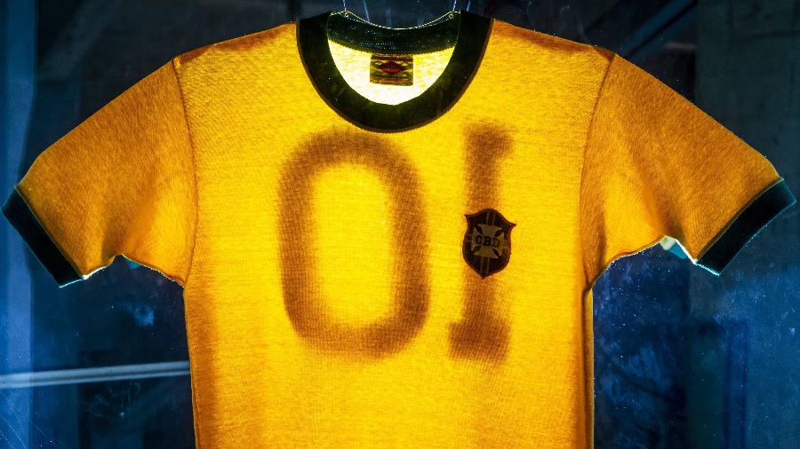 Camiseta que Pelé usou na Copa de 70, exposta no Museu do Futebol - Adriano Vizoni/Folhapress