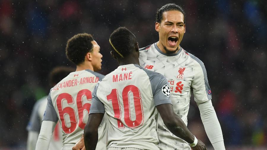 Sadio Mané e Virgil Van Dijk comemoram gol do Liverpool  - Christof Stache/AFP