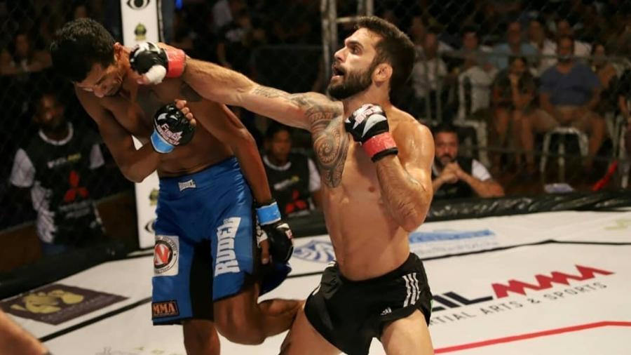 Filipe Esteves acerta golpe em Rildeci Escorpião - Divulgação/Brazil MMA