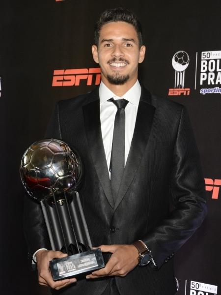 Santista foi um dos zagueiros premiados no troféu Bola de Prata, hoje (9) - Rafael Oliveira