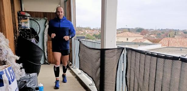42 km em quase 7 horas | Confinado, francês corre uma maratona na varanda do apartamento