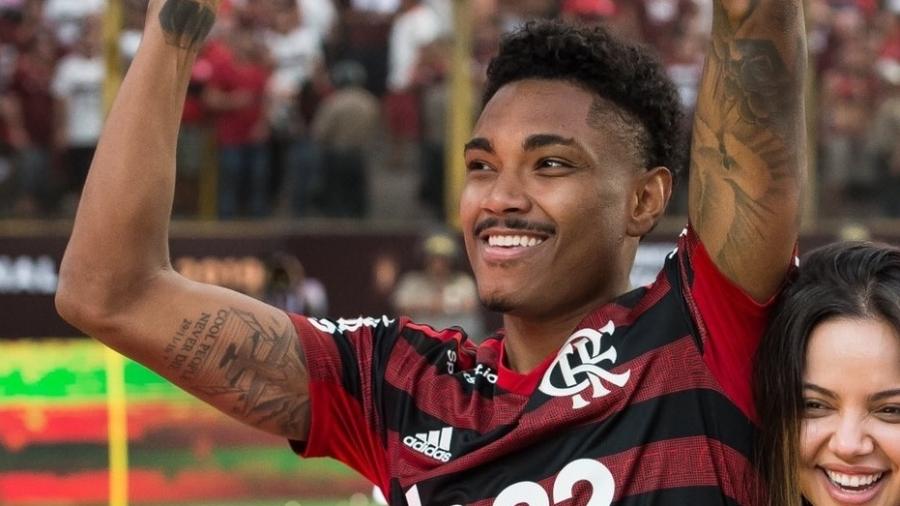 Vitinho, atacante do Flamengo, foi alvo de ofensa de um radialista  - Reprodução/Twitter/Flamengo