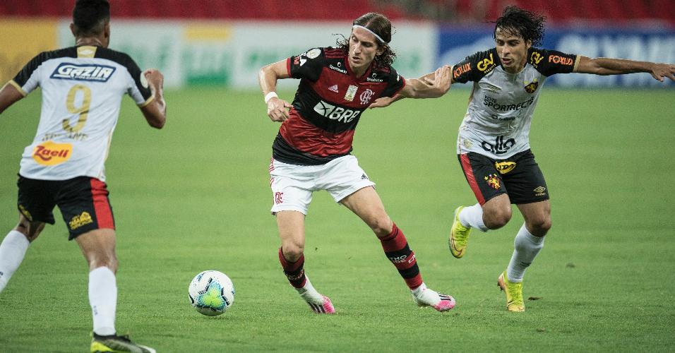 Filipe Luís, lateral do Flamengo, disputa bola com Ricardinho, do Sport, em partida do Brasileirão