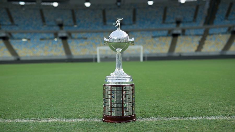 Taça da Copa Libertadores no gramado do estádio do Maracanã - Divulgação/Conmebol Libertadores