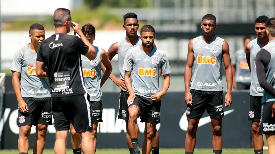 Mancini passa instruções aos garotos da base testados no CT Joaquim Grava  - Rodrigo Coca/ Ag. Corinthians 