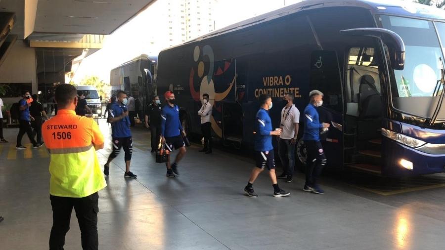 Seleção chilena deixa hotel em Cuiabá para treinar antes de partida contra o Uruguai - Bruno Braz/UOL