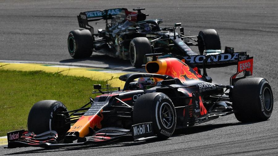 Max Verstappen, da Red Bull Racing, e Lewis Hamilton, da Mercedes, na disputa da liderança em Interlagos - NELSON ALMEIDA/AFP