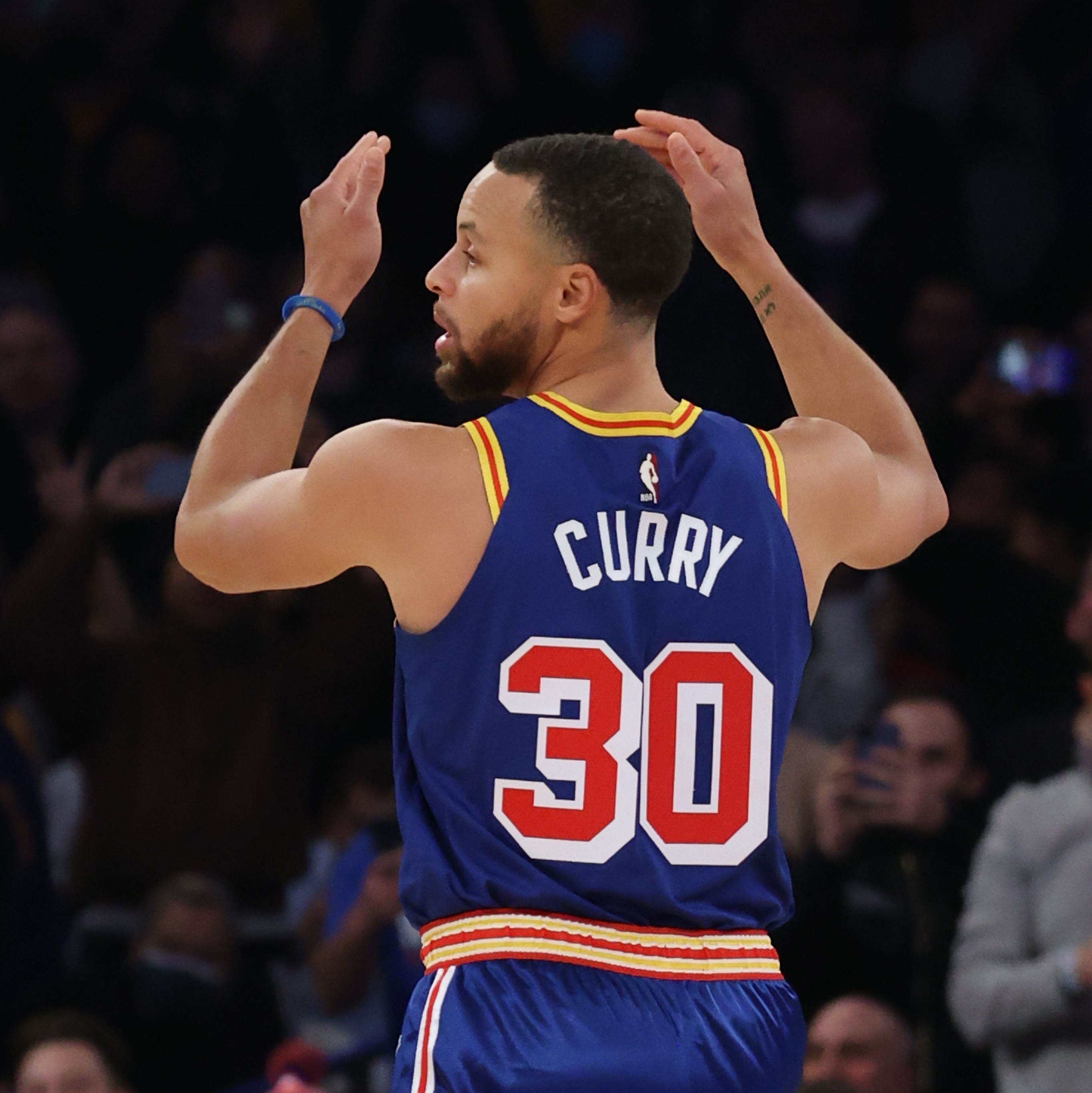 Curry alcança marca inédita de 500 cestas de três em playoffs da NBA